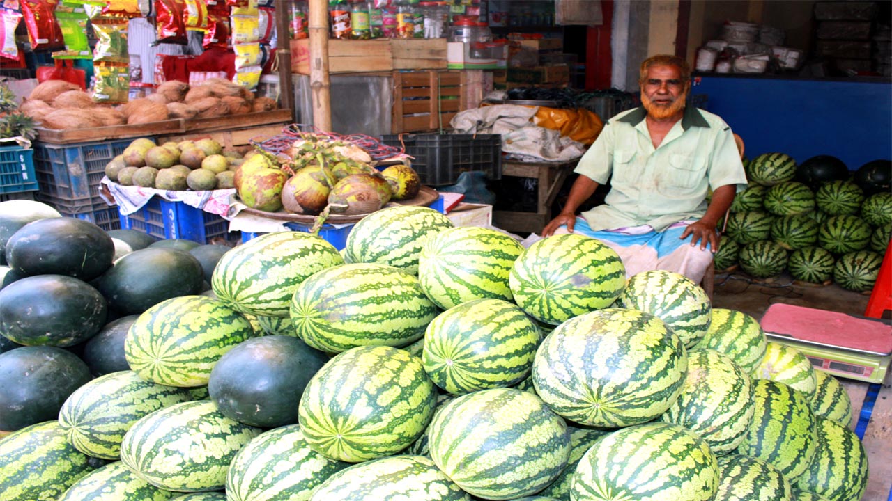 বাজারে উঠেছে মৌসুমি ফল তরমুজ দাম চড়া,ক্রয় ক্ষমতার বাইরে স্বল্প আয়ের মানুষ